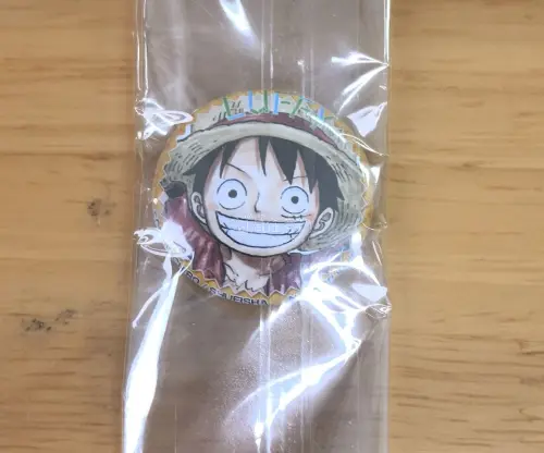 时隔两年又重新用了挖煤姬日淘hhh，这次切了海贼王徽章，用了挖煤姬给的券以后价格也是很不错??，这次走了纸飞机，正好赶上优惠，运费只用二十多就搞定了✌?很划算，蛮方便的，卖家把徽章保存的很好，背面一点锈迹都没有，很喜欢～