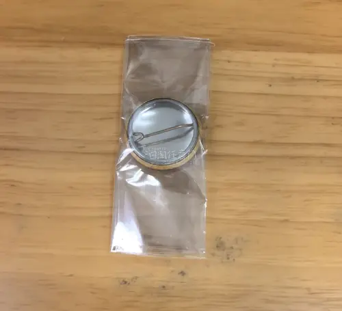 时隔两年又重新用了挖煤姬日淘hhh，这次切了海贼王徽章，用了挖煤姬给的券以后价格也是很不错??，这次走了纸飞机，正好赶上优惠，运费只用二十多就搞定了✌?很划算，蛮方便的，卖家把徽章保存的很好，背面一点锈迹都没有，很喜欢～