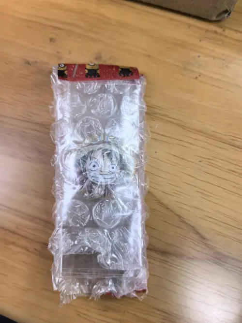 时隔两年又重新用了挖煤姬日淘hhh，这次切了海贼王徽章，用了挖煤姬给的券以后价格也是很不错??，这次走了纸飞机，正好赶上优惠，运费只用二十多就搞定了✌?很划算，蛮方便的，卖家把徽章保存的很好，背面一点锈迹都没有，很喜欢～