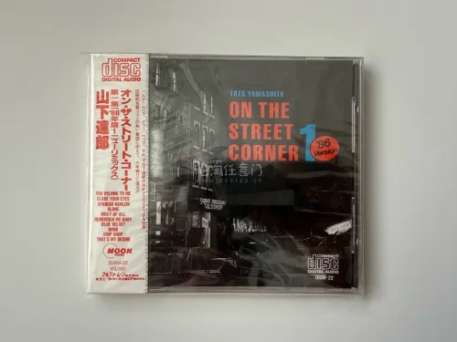 对于旧物的喜爱随着年龄增长不断加深，尤其是音乐cd。它们有专属的打开方式，有古早的气味，有那个年代的份量与质感。按下播放器的PLAY键，你就能回到那个美好的时代。