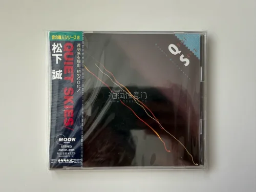 对于旧物的喜爱随着年龄增长不断加深，尤其是音乐cd。它们有专属的打开方式，有古早的气味，有那个年代的份量与质感。按下播放器的PLAY键，你就能回到那个美好的时代。