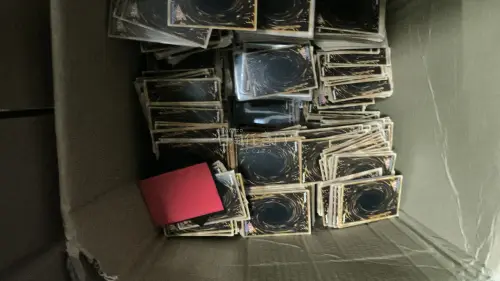 东西不错闪卡很多，在日拍上蹲了半个月，终于以心理价拍下那张青眼白龙。卖家从大阪发货，EMS单号成了我每天刷新十次的理由。汇率浮动让最终付款比预算多了几十块，但拆开层层泡沫信封、捏着那张二十年前的UR卡时，指尖都在发颤。卡面几乎没有划痕，侧光下还能看到稀有版的金闪。把...