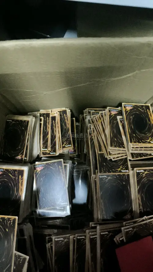 东西不错闪卡很多，在日拍上蹲了半个月，终于以心理价拍下那张青眼白龙。卖家从大阪发货，EMS单号成了我每天刷新十次的理由。汇率浮动让最终付款比预算多了几十块，但拆开层层泡沫信封、捏着那张二十年前的UR卡时，指尖都在发颤。卡面几乎没有划痕，侧光下还能看到稀有版的金闪。把...