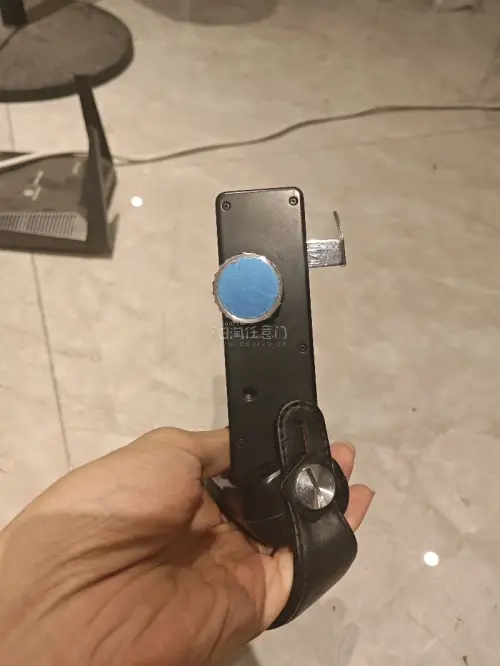 这次又是给我的玛米亚rb67淘到了一个配件，因为它确实比较重嘛，所以一直想给他配个手柄，但是感觉都不是很扎实，还得是淘一个原厂的手柄会比较合适，那这次也是看到了，就果断下手了，还有就是最近都很喜欢的一些机械自拍器，又淘到两个成色和价格都不错的就入手了。