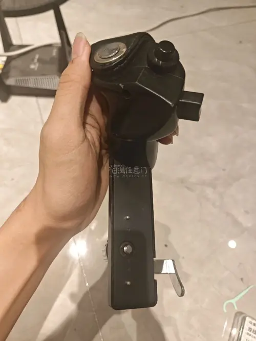 这次又是给我的玛米亚rb67淘到了一个配件，因为它确实比较重嘛，所以一直想给他配个手柄，但是感觉都不是很扎实，还得是淘一个原厂的手柄会比较合适，那这次也是看到了，就果断下手了，还有就是最近都很喜欢的一些机械自拍器，又淘到两个成色和价格都不错的就入手了。