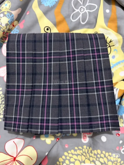 终于又来挖煤姬开箱啦！每次都很顺利！这次入手了日牌古早感小裙子、校供感制服裙还有中古小物，橙色都很好，打包也很严实，非常开心！