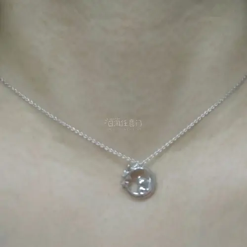 非常可爱的轻松熊项链，有月亮和小钻作为点缀。白色的轻松熊托特包能装A4纸。很实用。挖煤姬竹蜻蜓速度快，泡沫多，海淘首选。