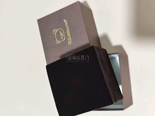 非常可爱的轻松熊项链，有月亮和小钻作为点缀。白色的轻松熊托特包能装A4纸。很实用。挖煤姬竹蜻蜓速度快，泡沫多，海淘首选。