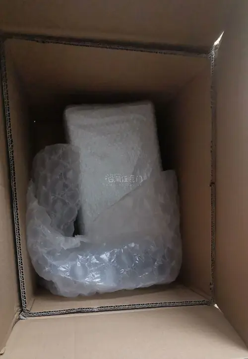 本次海淘的内容是寿屋白吾妻和猫耳娘，两个都是在Lashinbang上买的，商品包的很不错，但这次竹蜻蜓专线的箱子够离谱的，它是拿两个箱子组合一个超大体积的箱子，然后我开箱的时候就是图2的状态。