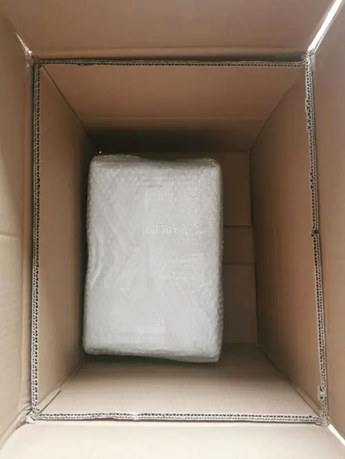 本次海淘的内容是寿屋白吾妻和猫耳娘，两个都是在Lashinbang上买的，商品包的很不错，但这次竹蜻蜓专线的箱子够离谱的，它是拿两个箱子组合一个超大体积的箱子，然后我开箱的时候就是图2的状态。