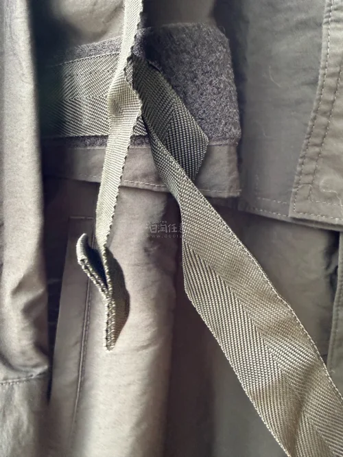 哇哇哇一打开像大礼包一样的衣服，总的来说从下单到收货一共十天还是很快了，照片看起来一般，实物很惊艳！