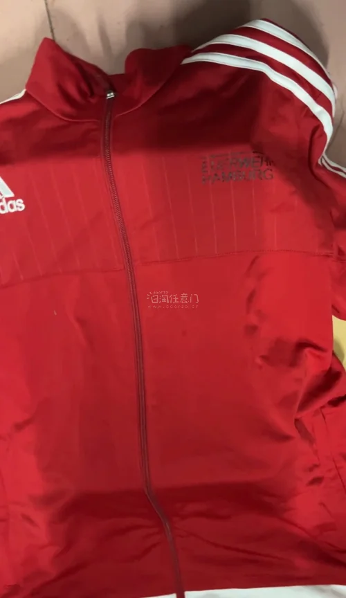 这次入手的adidas古着太惊喜了！复古质感满分，上身超有范儿，细节保存得也很好。物流快，包装用心，是一次愉快又满足的购物体验，已经在期待下一次分享了