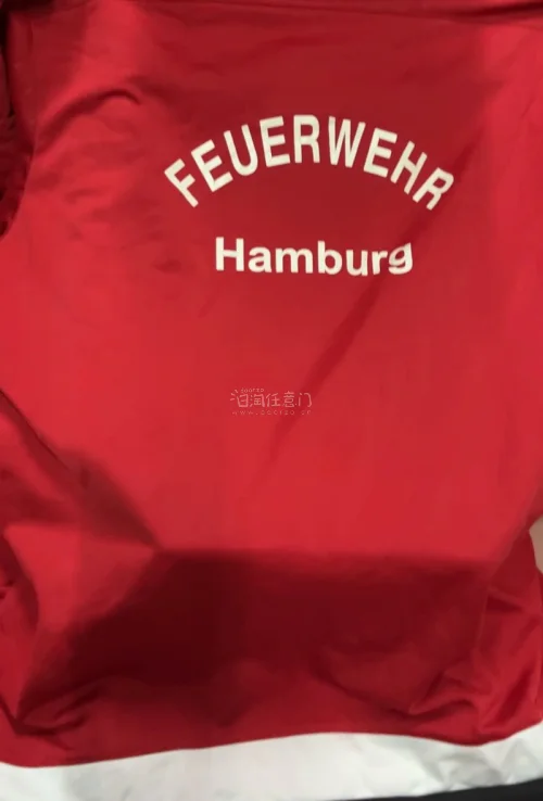 这次入手的adidas古着太惊喜了！复古质感满分，上身超有范儿，细节保存得也很好。物流快，包装用心，是一次愉快又满足的购物体验，已经在期待下一次分享了