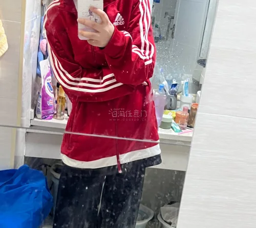 这次入手的adidas古着太惊喜了！复古质感满分，上身超有范儿，细节保存得也很好。物流快，包装用心，是一次愉快又满足的购物体验，已经在期待下一次分享了