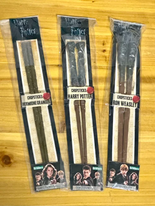 一入哈利波特深似海，各类周边大买特买。强烈推荐这个四学院手帕，实物特别像一块黄油曲奇，质感和渐变都做得很好～学院本和魔杖筷子也是可以闭眼入，很有意思的周边。三强争霸赛这个小袋没忍住又收了一个古早版本，小袋更推荐和咖啡店联名的那款，质感和花纹更好些。