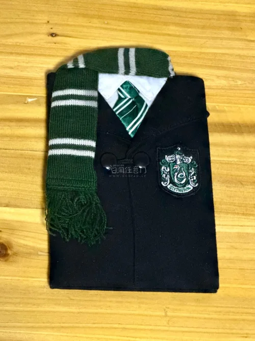 一入哈利波特深似海，各类周边大买特买。强烈推荐这个四学院手帕，实物特别像一块黄油曲奇，质感和渐变都做得很好～学院本和魔杖筷子也是可以闭眼入，很有意思的周边。三强争霸赛这个小袋没忍住又收了一个古早版本，小袋更推荐和咖啡店联名的那款，质感和花纹更好些。