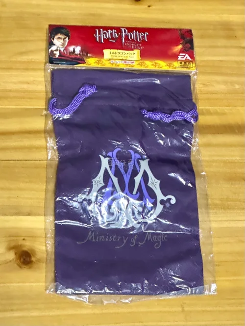 一入哈利波特深似海，各类周边大买特买。强烈推荐这个四学院手帕，实物特别像一块黄油曲奇，质感和渐变都做得很好～学院本和魔杖筷子也是可以闭眼入，很有意思的周边。三强争霸赛这个小袋没忍住又收了一个古早版本，小袋更推荐和咖啡店联名的那款，质感和花纹更好些。