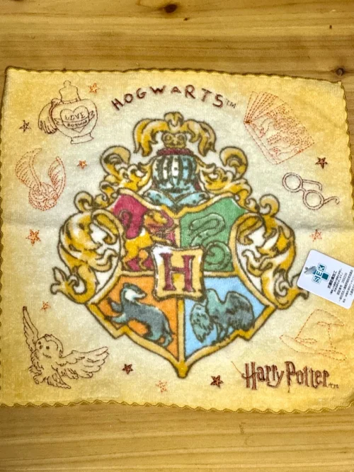 一入哈利波特深似海，各类周边大买特买。强烈推荐这个四学院手帕，实物特别像一块黄油曲奇，质感和渐变都做得很好～学院本和魔杖筷子也是可以闭眼入，很有意思的周边。三强争霸赛这个小袋没忍住又收了一个古早版本，小袋更推荐和咖啡店联名的那款，质感和花纹更好些。