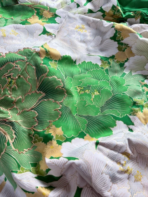 中古和服的魅力到底是什么？当你亲手触碰到这件振袖的那一刻，你就全懂了。这个牡丹纹样，线条流畅又灵动，尤其是这些金线勾勒的边缘，在光线下闪烁的质感，那种岁月沉淀下来的高级感，是再多快时尚新品也给不了的韵味。
最关键的物流部分，我是真的很放心。从日本出发到我手里，这件振...