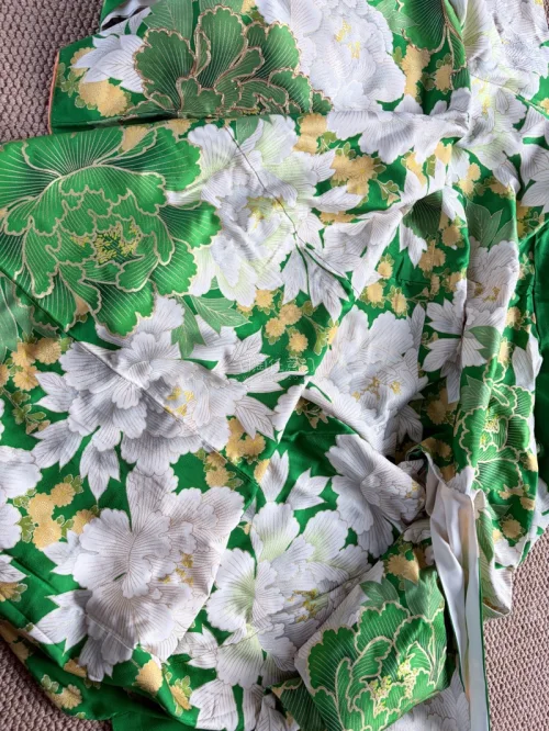 中古和服的魅力到底是什么？当你亲手触碰到这件振袖的那一刻，你就全懂了。这个牡丹纹样，线条流畅又灵动，尤其是这些金线勾勒的边缘，在光线下闪烁的质感，那种岁月沉淀下来的高级感，是再多快时尚新品也给不了的韵味。
最关键的物流部分，我是真的很放心。从日本出发到我手里，这件振...
