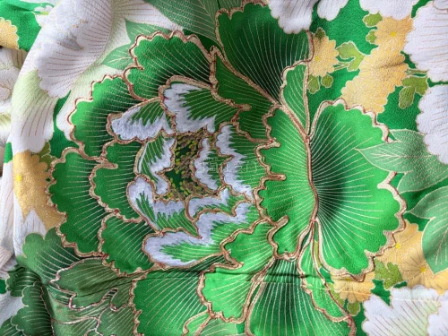 中古和服的魅力到底是什么？当你亲手触碰到这件振袖的那一刻，你就全懂了。这个牡丹纹样，线条流畅又灵动，尤其是这些金线勾勒的边缘，在光线下闪烁的质感，那种岁月沉淀下来的高级感，是再多快时尚新品也给不了的韵味。
最关键的物流部分，我是真的很放心。从日本出发到我手里，这件振...