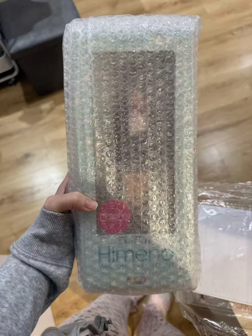 最近在挖煤姬上收到了心仪很久的Azone娃娃，状态比想象中还要好！包装也很认真，盒况和配件都保存得很完整。第一次在挖煤姬买娃其实有点紧张，但整体购物体验很顺利，转运速度也比预想快。日本二手娃真的很容易挖到宝，尤其是已经绝版的款式，看到实物的瞬间还是会觉得很幸福。