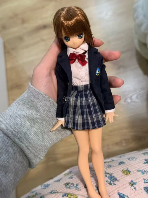 最近在挖煤姬上收到了心仪很久的Azone娃娃，状态比想象中还要好！包装也很认真，盒况和配件都保存得很完整。第一次在挖煤姬买娃其实有点紧张，但整体购物体验很顺利，转运速度也比预想快。日本二手娃真的很容易挖到宝，尤其是已经绝版的款式，看到实物的瞬间还是会觉得很幸福。