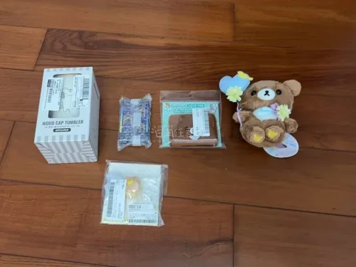 这次在挖煤姬淘到的轻松熊周边也太适合春天了吧！
软乎乎的棕熊玩偶抱着小花和小气球，像在邀请我一起去踏春，心情都跟着变甜了?
还有配套的小卡包、可爱徽章和木质盖水杯，都是春日感满满的实用小物！
用任意门和挖煤姬淘谷真的太省心了，打包超严实，到手完全没有磕碰，等待的过程...