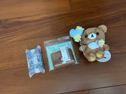 这次在挖煤姬淘到的轻松熊周边也太适合春天了吧！
软乎乎的棕熊玩偶抱着小花和小气球，像在邀请我一起去踏春，心情都跟着变甜了?
还有配套的小卡包、可爱徽章和木质盖水杯，都是春日感满满的实用小物！
用任意门和挖煤姬淘谷真的太省心了，打包超严实，到手完全没有磕碰，等待的过程...