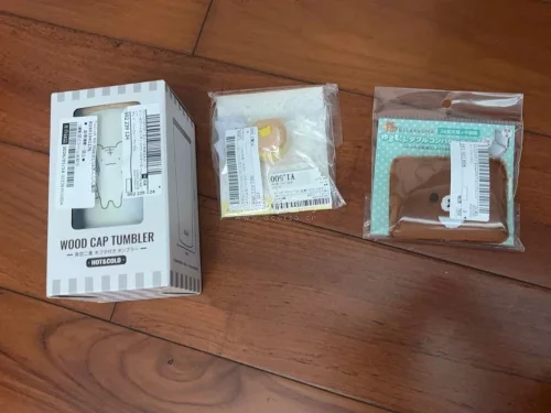 这次在挖煤姬淘到的轻松熊周边也太适合春天了吧！
软乎乎的棕熊玩偶抱着小花和小气球，像在邀请我一起去踏春，心情都跟着变甜了?
还有配套的小卡包、可爱徽章和木质盖水杯，都是春日感满满的实用小物！
用任意门和挖煤姬淘谷真的太省心了，打包超严实，到手完全没有磕碰，等待的过程...