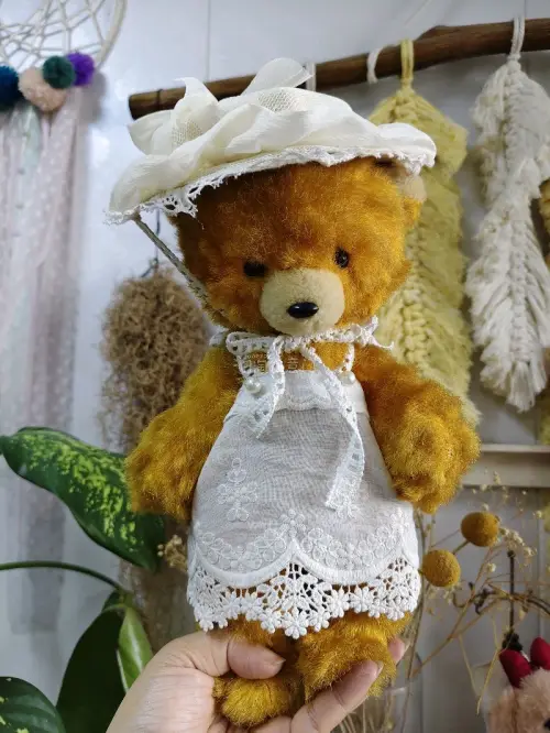 
DDR 小熊?也是中古圈的宝藏小可爱呀！
 
    自带的复古肌理和岁月沉淀的质感，是流水线量产玩偶完全复刻不出来的温柔。
   每一只都带着独属于自己的小细节和故事感，就像收到了一份来自旧时光的小礼物，满满的都是专属你的收藏温度～
两只宝贝到手，感觉自己超有眼...