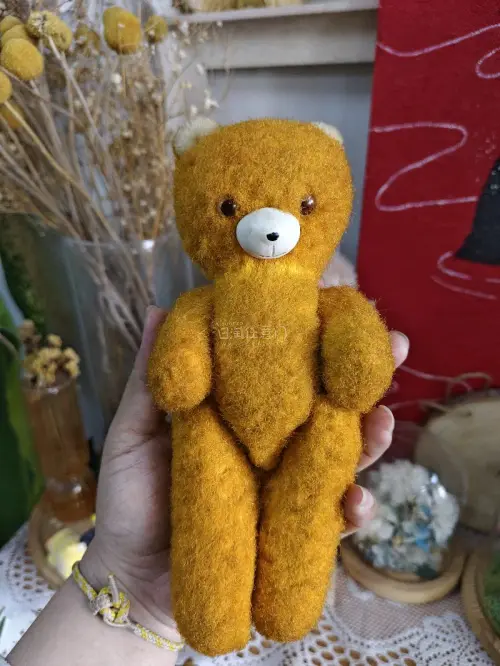 
DDR 小熊?也是中古圈的宝藏小可爱呀！
 
    自带的复古肌理和岁月沉淀的质感，是流水线量产玩偶完全复刻不出来的温柔。
   每一只都带着独属于自己的小细节和故事感，就像收到了一份来自旧时光的小礼物，满满的都是专属你的收藏温度～
两只宝贝到手，感觉自己超有眼...