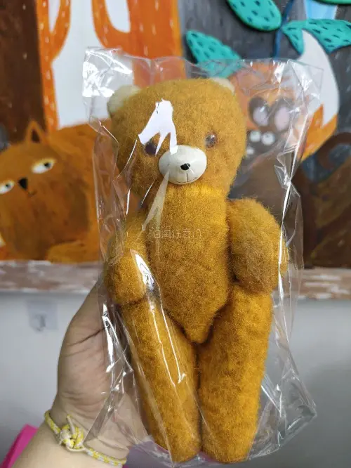 
DDR 小熊?也是中古圈的宝藏小可爱呀！
 
    自带的复古肌理和岁月沉淀的质感，是流水线量产玩偶完全复刻不出来的温柔。
   每一只都带着独属于自己的小细节和故事感，就像收到了一份来自旧时光的小礼物，满满的都是专属你的收藏温度～
两只宝贝到手，感觉自己超有眼...