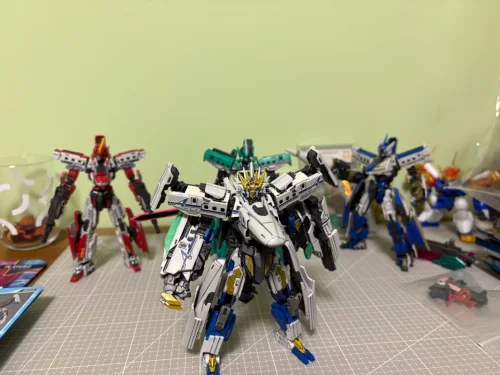 原本被机设吸引关注的《新干线变形机器人》，没想到在1/31号凌晨刷到了gsc moderoid套出的超好价套装。
整整18只成品拼装，原价单只都要150多，结果用了新人88折券，直接631拿下！算下来一只才30多，无敌性价比。没有盒子但是说明书齐全，有些渣涂痕迹但是...