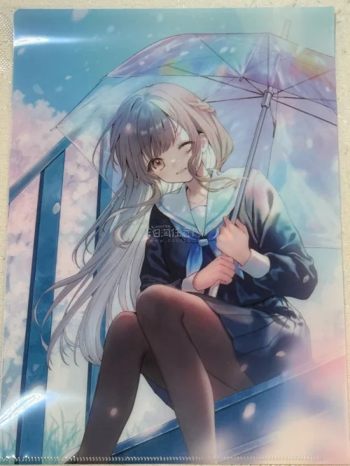 又是一次满意的日淘体验！这次在挖煤姬（日淘任意门）切到了《隔壁天使》第12卷的 Melonbooks 限定特典，小册子和文件夹安全下车啦！?
? 好物分享
最让我惊艳的就是这款 Melonbooks 限定的 A4 文件夹. 画面中椎名真昼撑着雨伞站在雨后清新的背景下...