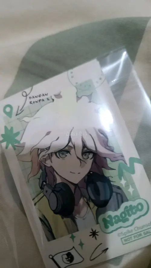 团没有拼齐所以自己买了特典吧唧缓解一下，很喜欢，只是不方便套吧唧袋，设计奇妙，卖家还在信封后面贴了遮光的贴纸