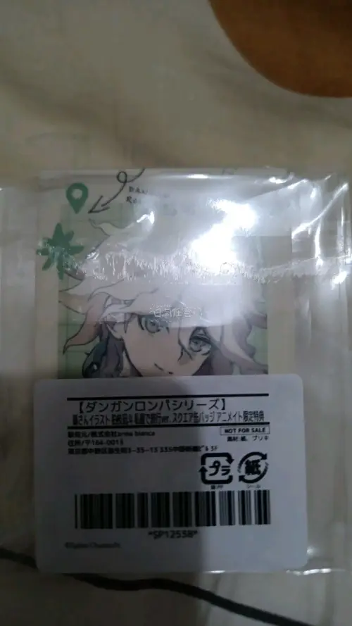 团没有拼齐所以自己买了特典吧唧缓解一下，很喜欢，只是不方便套吧唧袋，设计奇妙，卖家还在信封后面贴了遮光的贴纸