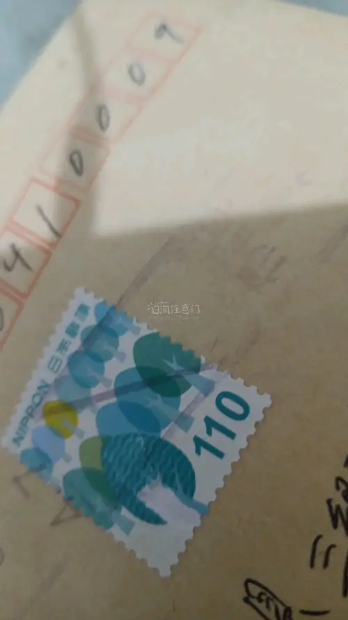 团没有拼齐所以自己买了特典吧唧缓解一下，很喜欢，只是不方便套吧唧袋，设计奇妙，卖家还在信封后面贴了遮光的贴纸