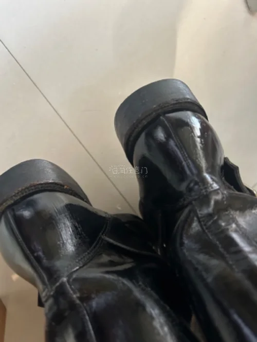 挖煤姬｜优质封面
从图片中就可以看出来，这鞋子很好看。挖煤姬是一家专注于海淘的平台，上面有很多的商品可以供自行选择他家的售后服务以及物流速度都特别的有保障，客服回复消息也非常快，打包商品也非常的仔细#挖煤姬##日淘任意门##任意门和挖煤姬# 挖煤姬春日好物春天真的很...