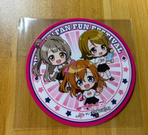 这次在日淘任意门入手了心仪的动漫周边，全程体验省心又顺畅。平台界面简洁，中文翻译清晰，煤炉和日拍上的徽章、立牌、色纸等谷子都能轻松搜到，下单操作简单易懂￼￼￼。物流选了竹蜻蜓专线，价格透明，预付税费省心，合单还能省运费。从入库、审核到发货节奏稳定，全程约两周到手，清...