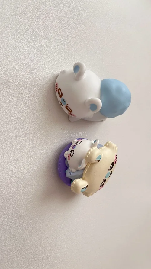 飞鼠的雪人抽赏特别可爱！是那种很软的很好rua，填充量一点也不空，脸也甜甜的，主要是价格合适，比起其他抽赏，这个算是性价比比较高的一款，也不需要额外填绒，然后是捏捏跟扭蛋，捏捏是硬的，但是脸很可爱，扭蛋是马卡龙，头顶的是飞鼠大脸，夹心也是飞鼠，还能看到它的小猪蹄，底...飞鼠的雪人抽赏特别可爱！是那种很软的很好rua，填充量一点也不空，脸也甜甜的，主要是价格合适，比起其他抽赏，这个算是性价比比较高的一款，也不需要额外填绒，然后是捏捏跟扭蛋，捏捏是硬的，但是脸很可爱，扭蛋是马卡龙，头顶的是飞鼠大脸，夹心也是