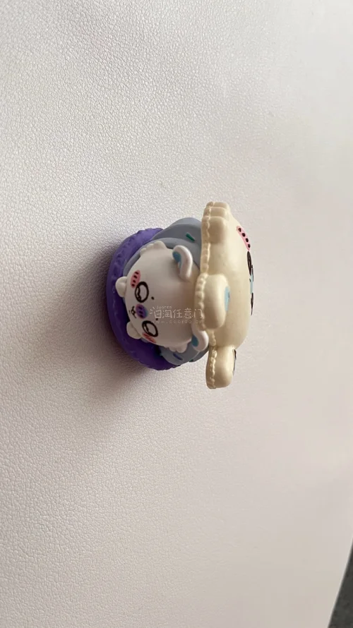 飞鼠的雪人抽赏特别可爱！是那种很软的很好rua，填充量一点也不空，脸也甜甜的，主要是价格合适，比起其他抽赏，这个算是性价比比较高的一款，也不需要额外填绒，然后是捏捏跟扭蛋，捏捏是硬的，但是脸很可爱，扭蛋是马卡龙，头顶的是飞鼠大脸，夹心也是飞鼠，还能看到它的小猪蹄，底...飞鼠的雪人抽赏特别可爱！是那种很软的很好rua，填充量一点也不空，脸也甜甜的，主要是价格合适，比起其他抽赏，这个算是性价比比较高的一款，也不需要额外填绒，然后是捏捏跟扭蛋，捏捏是硬的，但是脸很可爱，扭蛋是马卡龙，头顶的是飞鼠大脸，夹心也是