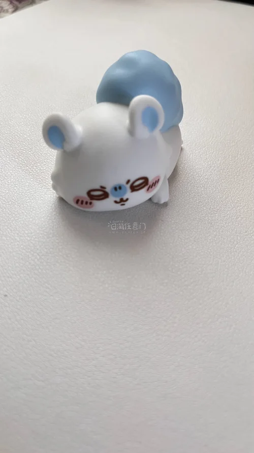 飞鼠的雪人抽赏特别可爱！是那种很软的很好rua，填充量一点也不空，脸也甜甜的，主要是价格合适，比起其他抽赏，这个算是性价比比较高的一款，也不需要额外填绒，然后是捏捏跟扭蛋，捏捏是硬的，但是脸很可爱，扭蛋是马卡龙，头顶的是飞鼠大脸，夹心也是飞鼠，还能看到它的小猪蹄，底...飞鼠的雪人抽赏特别可爱！是那种很软的很好rua，填充量一点也不空，脸也甜甜的，主要是价格合适，比起其他抽赏，这个算是性价比比较高的一款，也不需要额外填绒，然后是捏捏跟扭蛋，捏捏是硬的，但是脸很可爱，扭蛋是马卡龙，头顶的是飞鼠大脸，夹心也是