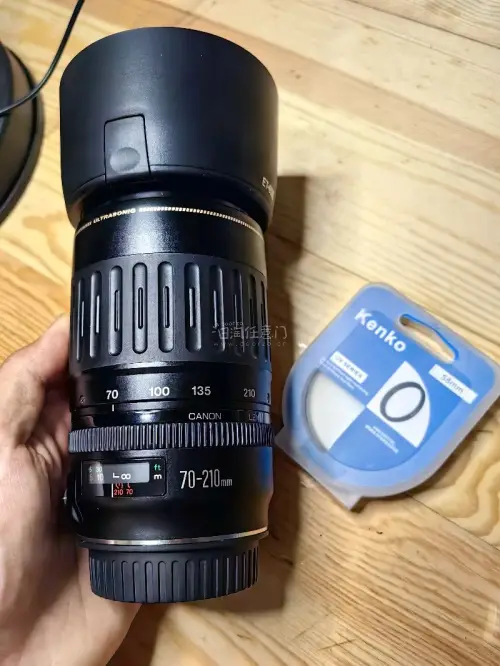 作为刚玩佳能老机身的穷学生，入手这两支EF长焦真的挖到宝了！55-200轻便好带，日常扫街、拍远景都够用，对焦速度在入门机上也能接受；70-210的画质惊喜更大，色彩很有老佳能的味道，虽然光圈不算大，但光线好的时候出片质感完全不输。两支都是平价入门长焦的好选择，适合...