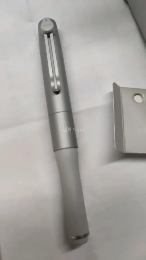 外包完整，开箱兴奋极了，时间久点但是很省心，值得期待呢。都是新品，价格比国内明显实惠些，舍不得使用啊。点赞啦，等待下一个包子。