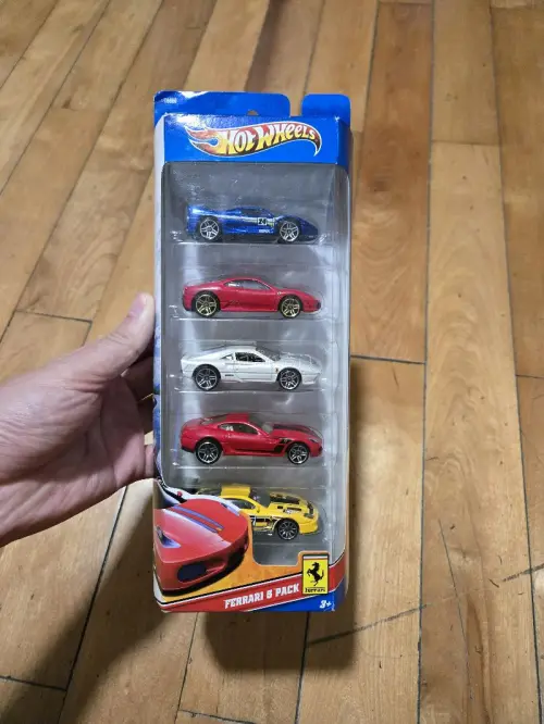风火轮这套法拉利五连包超赞！车型经典做工精细，涂装质感在线，童年情怀拉满，收藏把玩都合适，孩子也超喜欢！