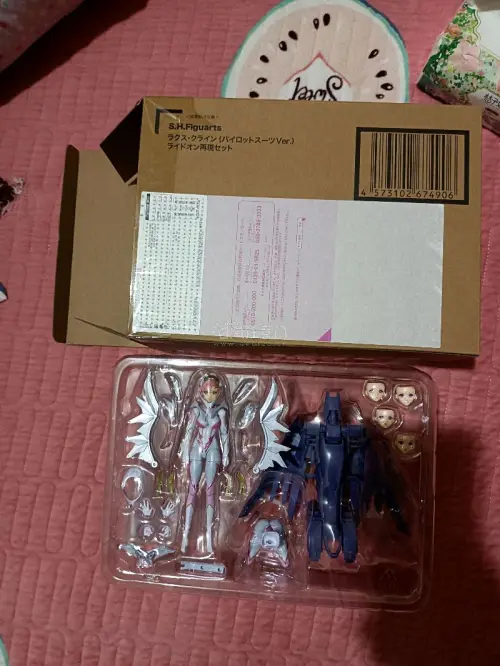 终于入手了心心念念的万代SHF拉克丝驾驶服版！这次在日淘任意门上的海淘体验真的超乎预期。作为一个胶佬，一直想找好价收这款，任意门上的商品和日本官网实时同步，挑选起来非常方便，一键翻译和自动换算汇率的功能对不懂日语的人特别友好。
