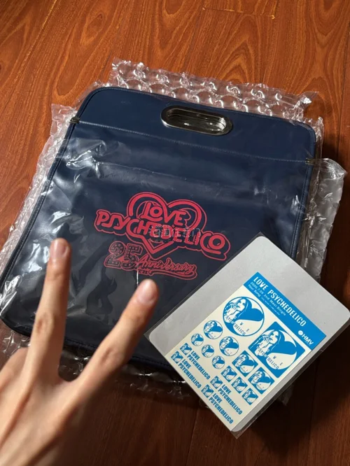 依旧是很满意～这次买的两件DELICO商品！一件是26年前的贴纸，还有一件是25周年纪念的黑胶唱片包包！收到了很开心～这次使用的竹蜻蜓物流，从合单到收到大概是16天的样子～等到国内下飞机就很快收到啦！谢谢挖煤姬！等待着下一单的发出～耶！