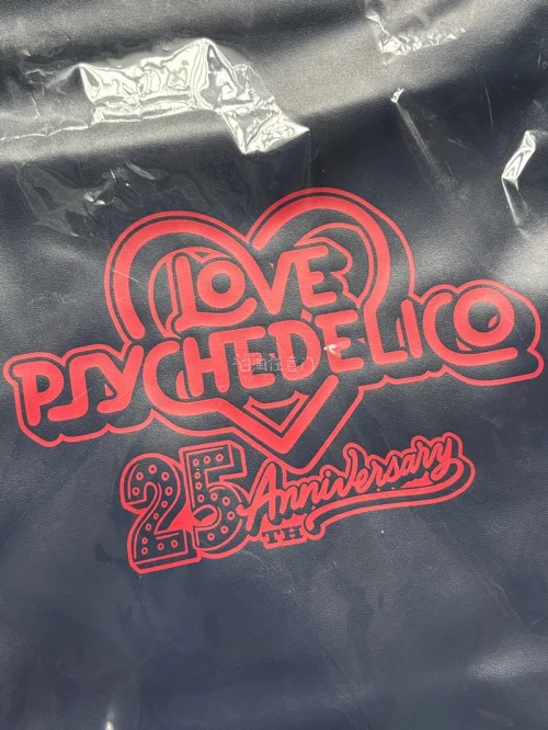 依旧是很满意～这次买的两件DELICO商品！一件是26年前的贴纸，还有一件是25周年纪念的黑胶唱片包包！收到了很开心～这次使用的竹蜻蜓物流，从合单到收到大概是16天的样子～等到国内下飞机就很快收到啦！谢谢挖煤姬！等待着下一单的发出～耶！