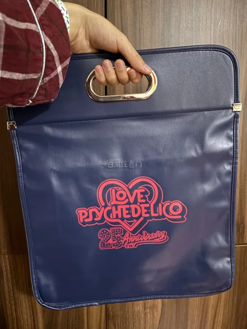 依旧是很满意～这次买的两件DELICO商品！一件是26年前的贴纸，还有一件是25周年纪念的黑胶唱片包包！收到了很开心～这次使用的竹蜻蜓物流，从合单到收到大概是16天的样子～等到国内下飞机就很快收到啦！谢谢挖煤姬！等待着下一单的发出～耶！